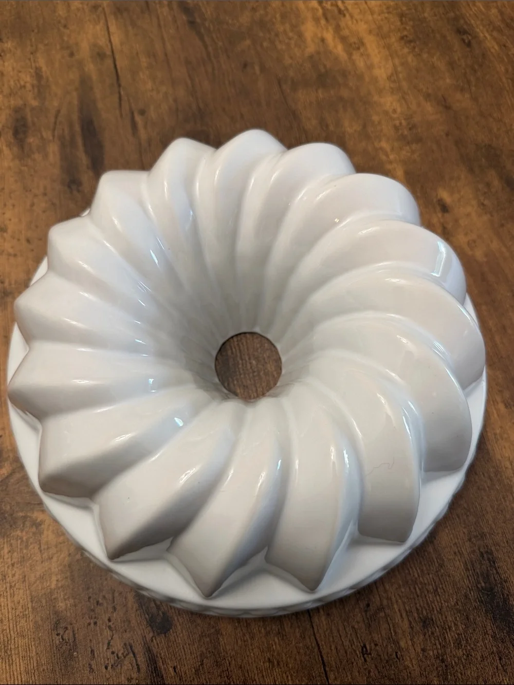 Williams Sonoma Vintage Retired White Glazed Stonewear Swirl Bundt Cake Pan NEW!